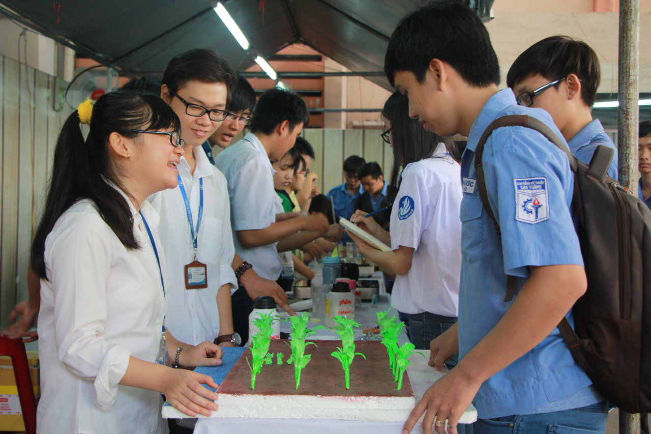 Sinh viên đến tham quan, tìm hiểu trong Ngày hội khoa học - công nghệ tại Nhà văn hóa Thanh niên TP.HCM - Ảnh: Tùng Nguyễn