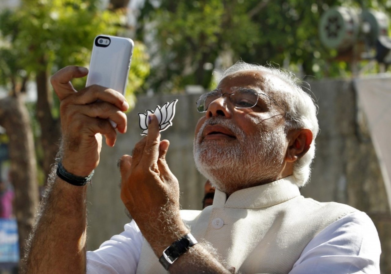 Thủ tướng Ấn Độ Narendra Modi đang selfie - Ảnh: The Washington Post