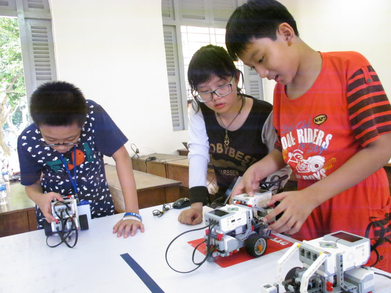 Các bạn nhỏ thích thú với bài học lập trình điều khiển robot tại ngày hội STEM - Ảnh: K.Anh