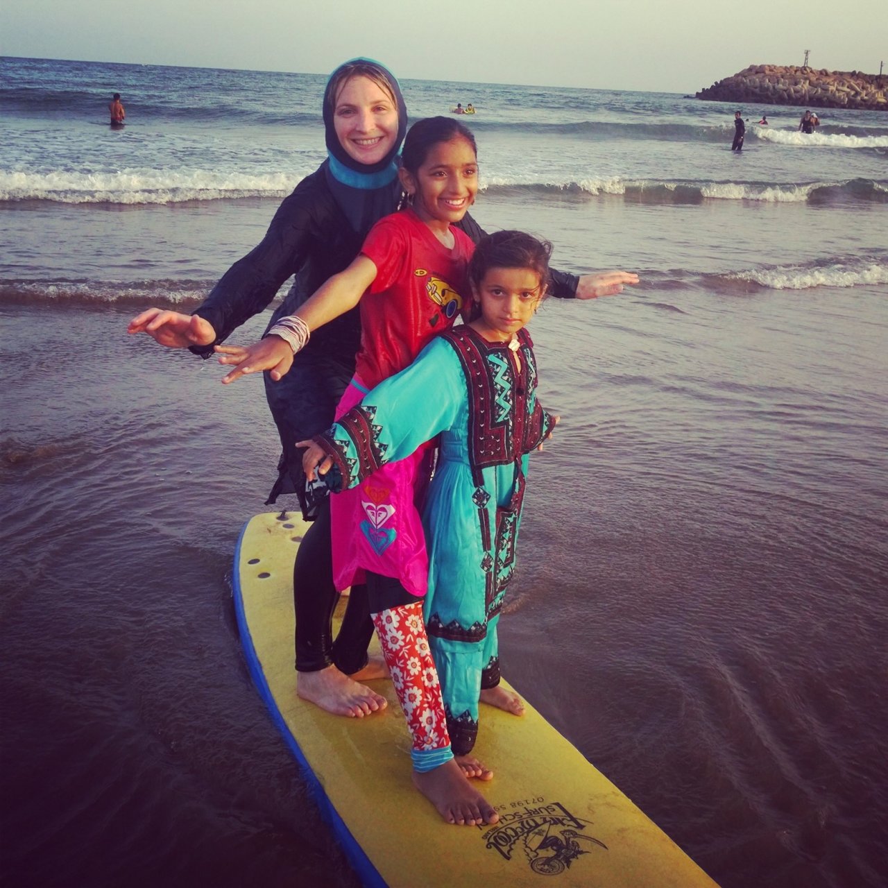Chị Marion Poizeau và các em nhỏ Iran chia sẻ niềm vui với môn thể thao lướt ván - Ảnh: Mpora