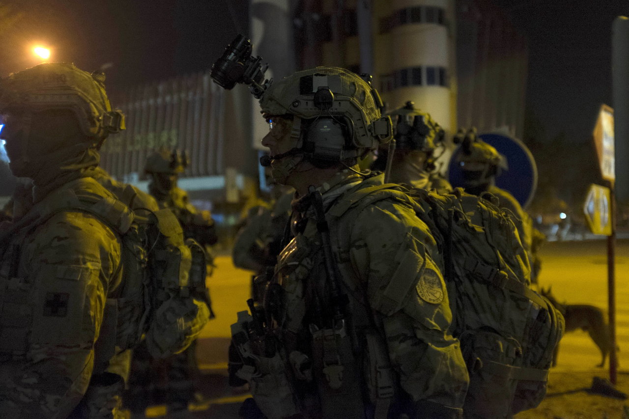 Đặc nhiệm Mỹ và Pháp tiếp cận hiện trường khách sạn Splendid, hỗ trợ lực lượng địa phương diệt khủng bố lúc rạng sáng 16-1 - Ảnh: Reuters