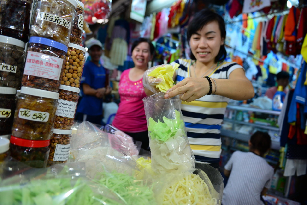 Mứt dừa được bày bán ở chợ Tân Định, Q.1 chiều 16-1 - Ảnh: Thanh Tùng