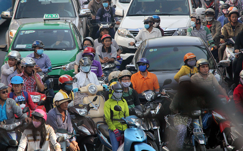 Người dân mệt mỏi, bất lực trong đám đông kẹt xe trên đường Hồ Văn Huê. Ảnh Q.Khải