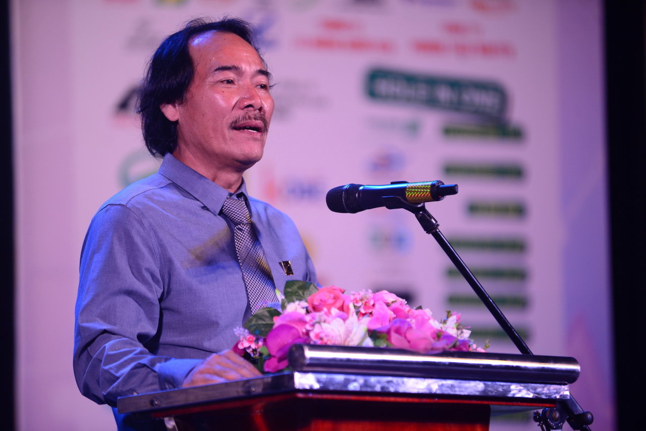 Ông Lê Quốc Phong - tổng giám đốc Công ty cổ phần phân bón Bình Điền phát biểu tại lễ trao học bổng - Ảnh: Quang Định