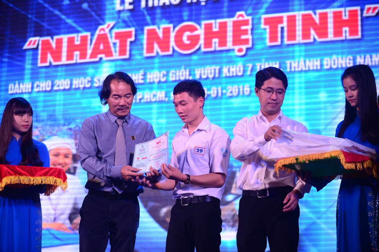 Đại diện Thành đoàn và đơn vị tài trợ trao học bổng cho các bạn - Ảnh: Quang Định