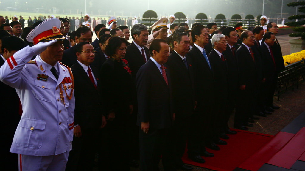 Các đại biểu dành phút mặc niệm tưởng nhớ Chủ tịch Hồ Chí Minh - Ảnh: VIỄN SỰ