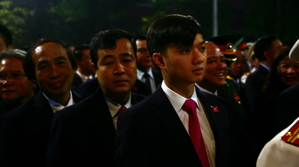 Đại biểu Nguyễn Minh Triết (Bình Định), đại biểu trẻ thứ hai tại Đại hội, đang chờ vào lăng viếng Chủ tịch Hồ Chí Minh - Ảnh: VIỄN SỰ