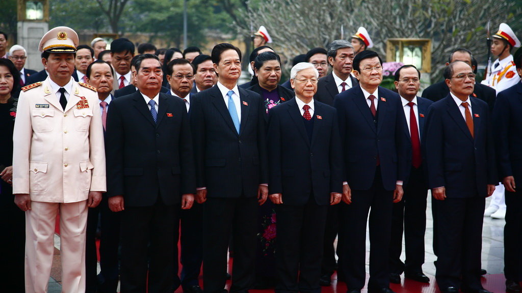 Sau khi vào lăng viếng Chủ tịch Hồ Chí Minh là nghi thức dâng hoa tưởng niệm tại Đài liệt sĩ. Dẫn đầu đoàn là các thành viên Bộ Chính trị, Ban bí thư - Ảnh: VIỄN SỰ