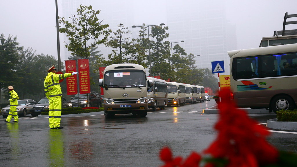 Lực lượng CSGT đội mưa rét để hướng dẫn các đoàn xe chở đại biểu, khách mời vào dự đại hội - Ảnh: VIỄN SỰ
