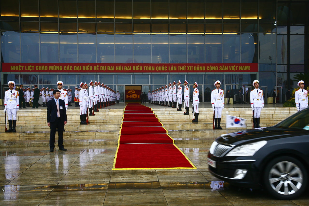 Đội tiêu binh đón tiếp các khách mời, đại biểu tại cổng VIP theo nghi thức trang trọng - Ảnh: VIỄN SỰ