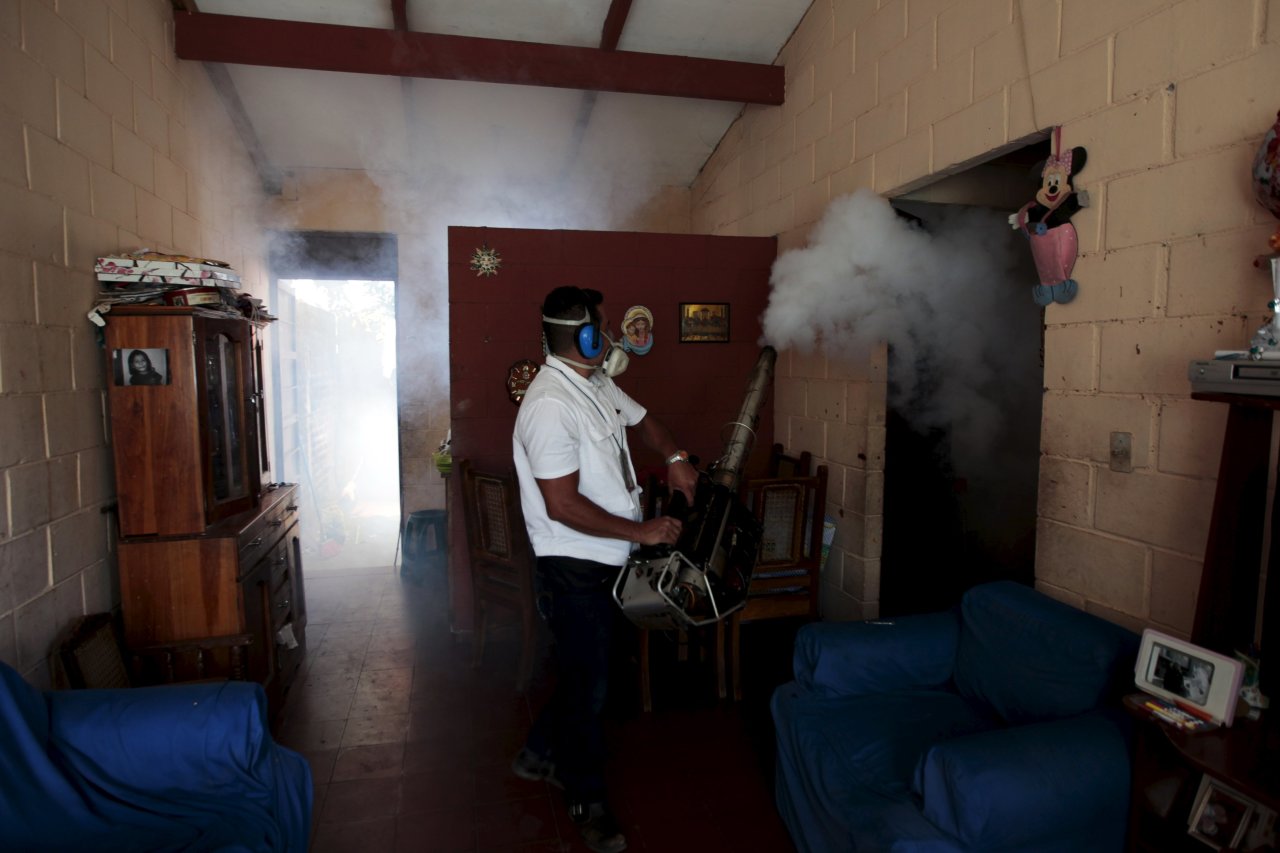 Xịt thuốc diệt muỗi ở El Salvador thuộc Trung Mỹ nhằm phòng chống bệnh Zika - Ảnh: Reuters