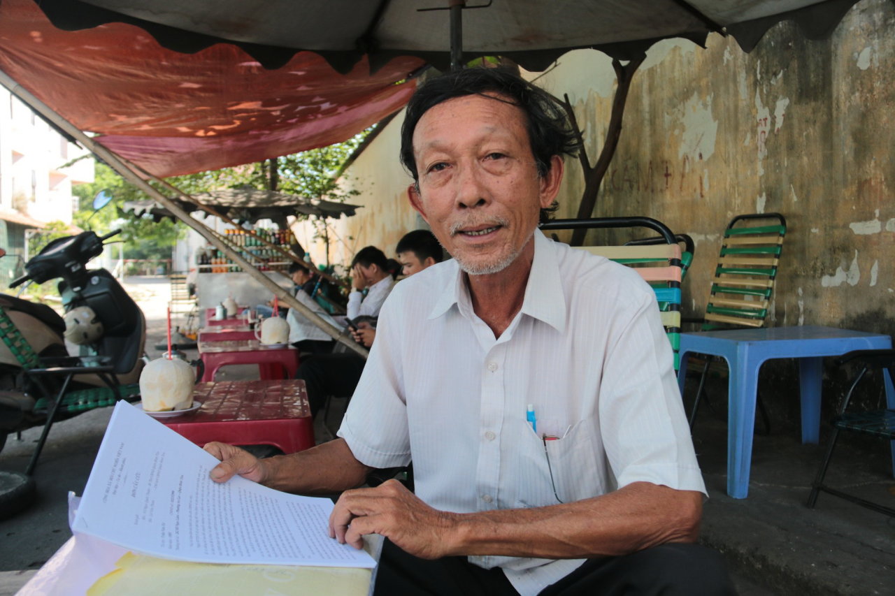 Ông Trần Văn Tư (P.An Lạc, Q.Bình Tân, TP.HCM) đang đau đầu vì chuyện bán nhà “hụt” - Ảnh: Tiến Long