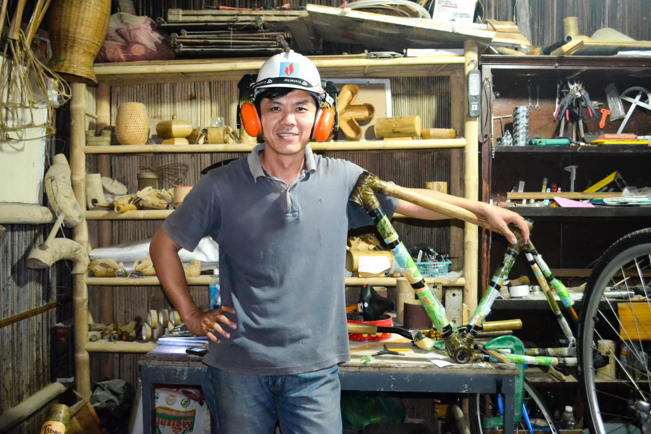 Kỹ sư Tân trong nhà xưởng xe đạp tre của mình - Ảnh: Tấn Lực