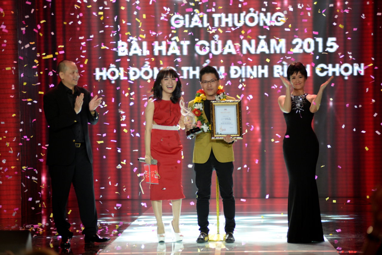 Ca sĩ Hồng Nhung (bìa phải) trao giải Bài hát của năm cho tác giả Vũ Minh Tâm và ca sĩ Nhật Thủy tại lễ trao giải Bài hát Việt 2015, diễn ra tối 22-1 tại nhà hát Bến Thành (TP.HCM) - Ảnh: Duyên Phan