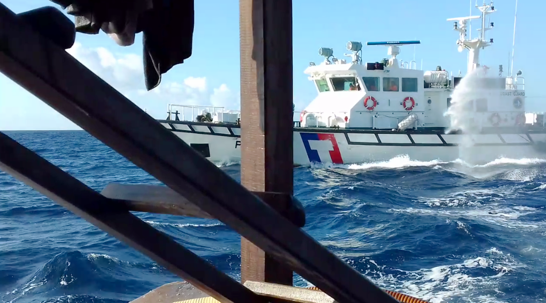 Hình ảnh cắt từ clip ngư dân cung cấp ghi lại tàu tuần tiễu Đài Loan tấn công tàu cá QNg 90649