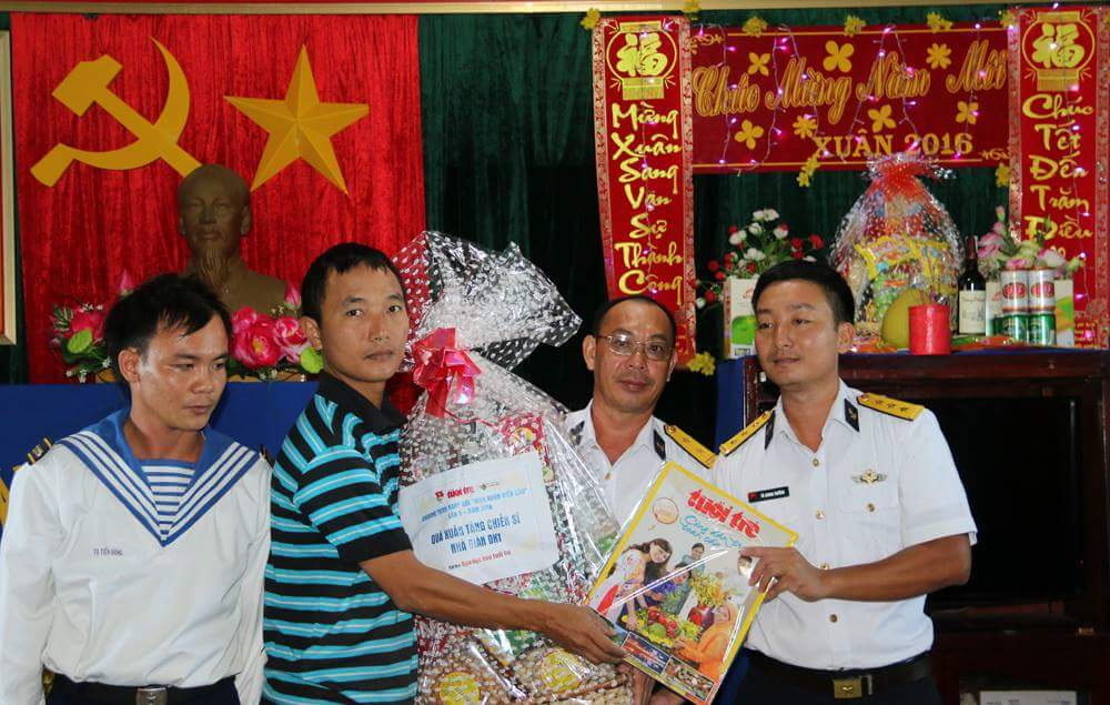 Phóng viên báo Tuổi Trẻ (thứ 2 từ trái sang) tặng quà và giai phẩm Tuổi Trẻ Xuân Bính Thân 2016 cho đại diện nhà giàn DK1/10 - Ảnh: Thái Lộc