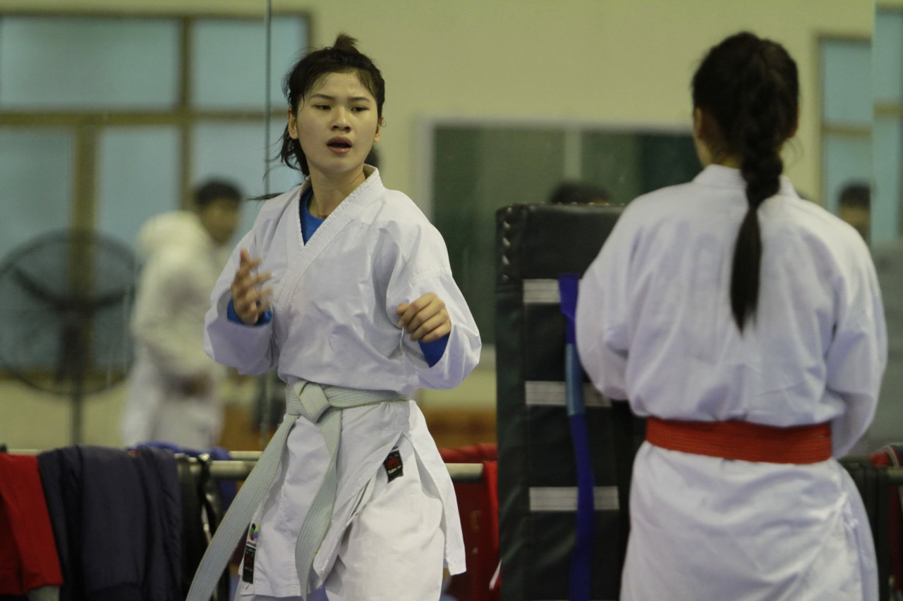 Trang Cẩm Lành (trái) tập luyện trên tuyển karatedo - Ảnh: Nam Trần