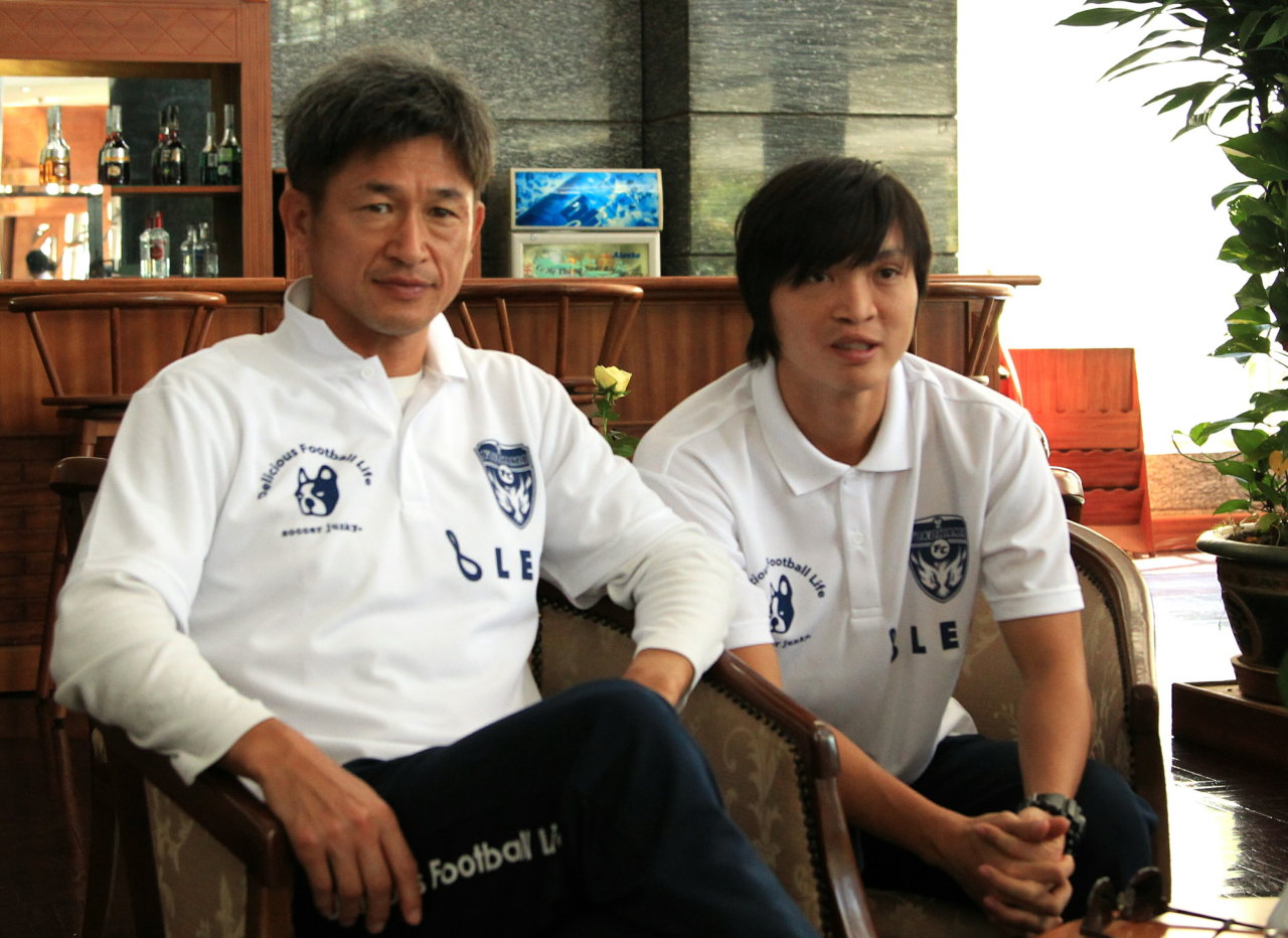 Tượng đài bóng đá Nhật Kazuyoshi Miura (trái) và Tuấn Anh - Ảnh: S.H.