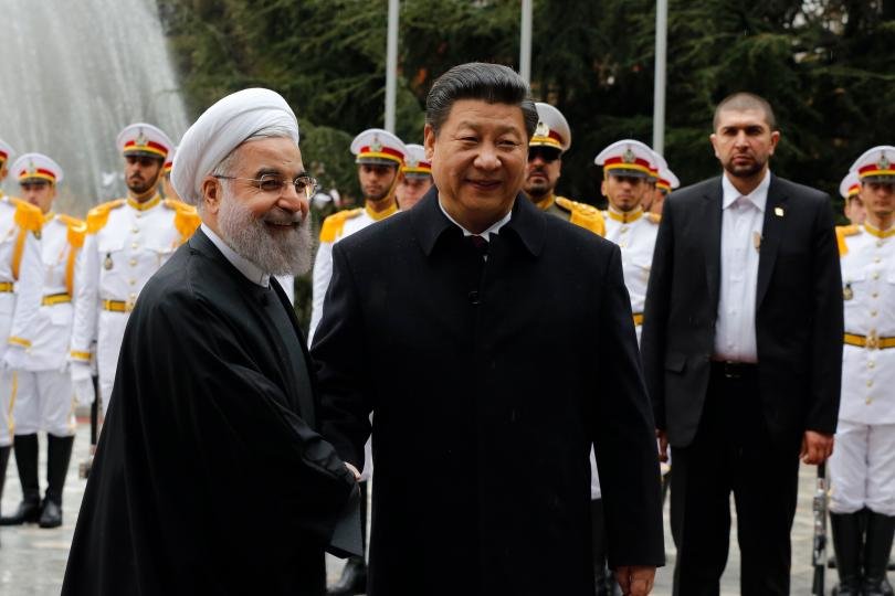 Tổng thống Iran Hassan Rouhani (trái) chào đón Chủ tịch Trung Quốc Tập Cận Bình tại Tehran ngày 23-1  - Ảnh: AFP