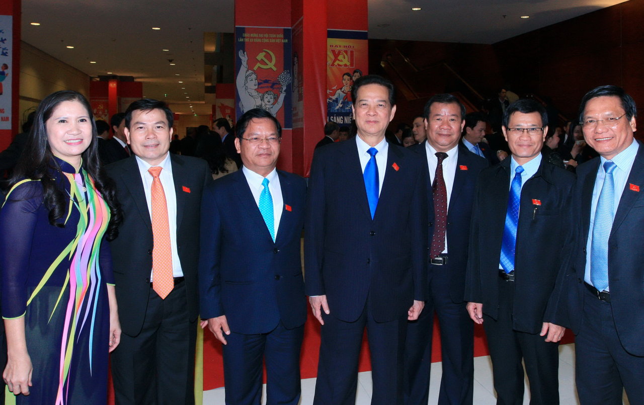 Ủy viên Bộ Chính trị, Thủ tướng Nguyễn Tấn Dũng với các đại biểu - Ảnh: TTXVN