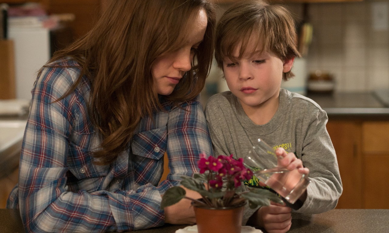 Brie Larson và Jacob Tremley vai hai mẹ con Ma và Jack trong phim Room, bộ phim được bốn đề cử Oscar bao gồm: phim, đạo diễn, biên kịch và nữ diễn viên chính xuất sắc nhất