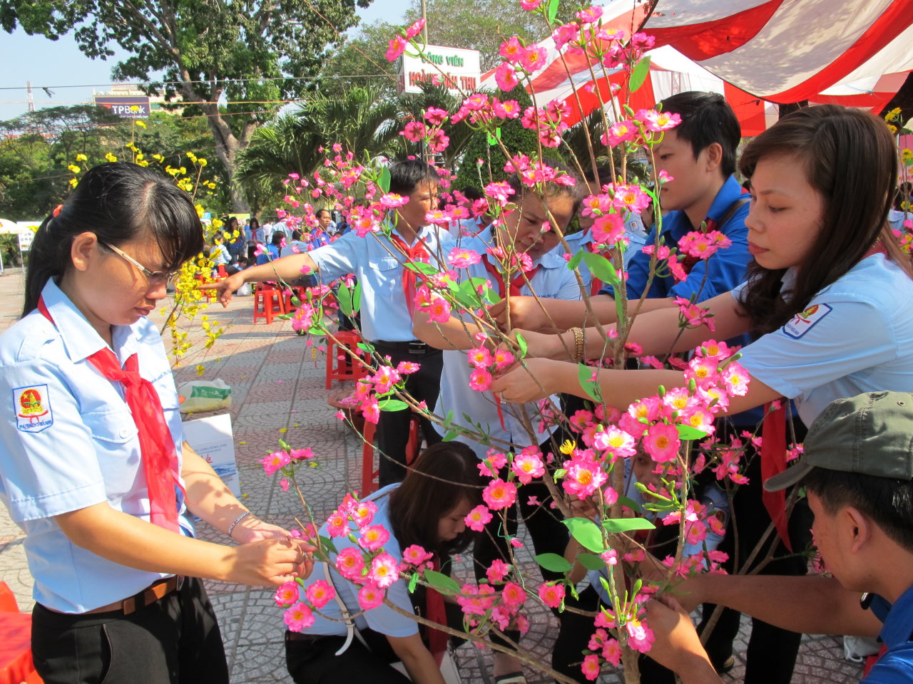 Các phụ trách Đội tham gia trang trí hoa mai, hoa đào tại ngày hội - Ảnh: K.Anh