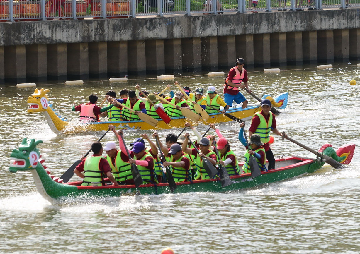 Hai đội bứt phá về đích thể loại 10 tay chèo nam, nữ trong cuộc thi đua ghe truyền thống trên kênh Nhiêu Lộc - Thị Nghè - Ảnh: Quang Định