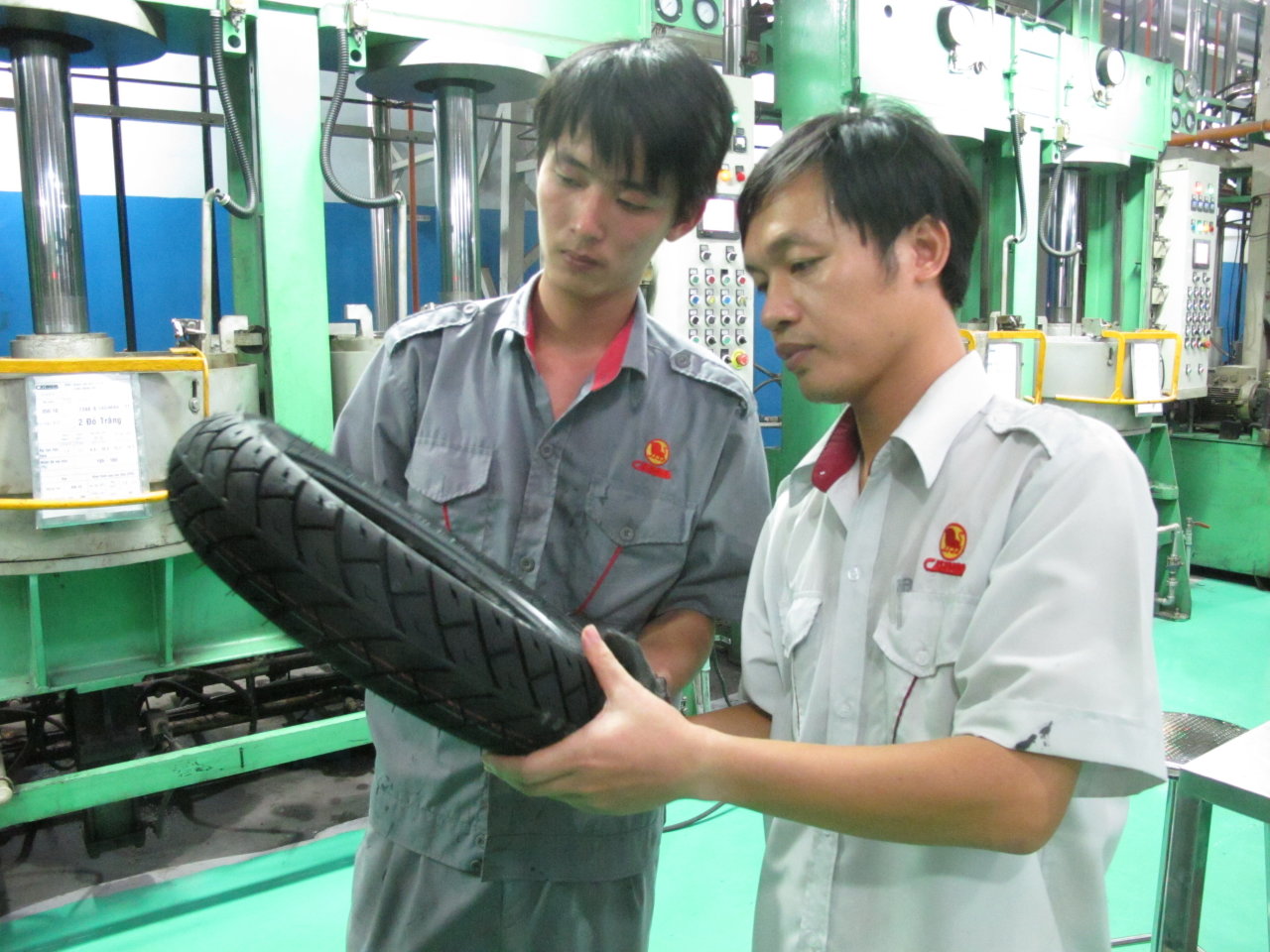 Kỹ sư Lã Công Ba (phải) cùng kiểm tra chất lượng sản phẩm với công nhân trong phân xưởng - Ảnh: K.Anh