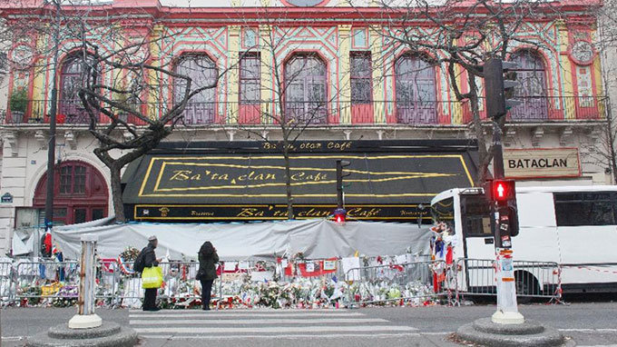 Người dân Pháp tưởng niệm các nạn nhân tại quán cà phê Bataclan - Ảnh: AFP