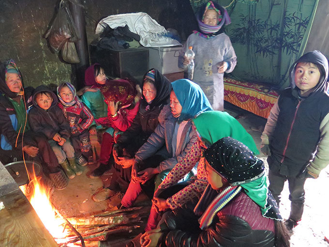 Người dân ở xóm Trung Trải (xã Phố Là, huyện Đồng Văn, Hà Giang) đốt lửa sưởi ấm chống lại giá lạnh do tuyết rơi   - Ảnh: Quang Thế