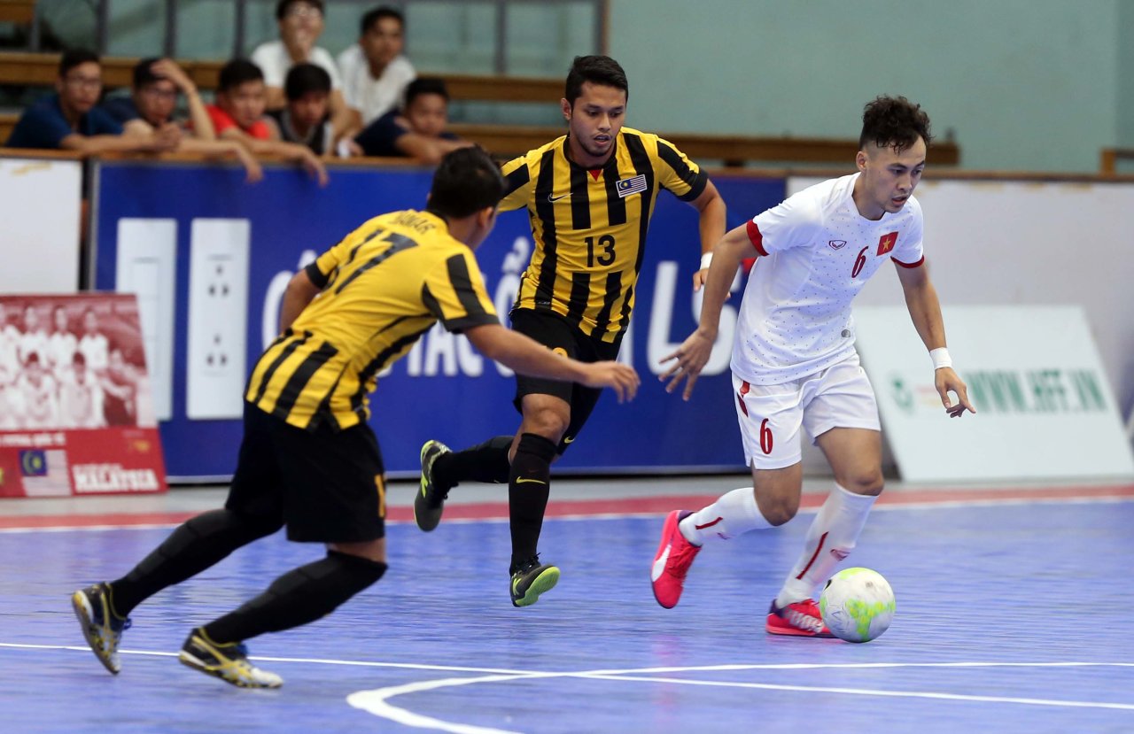Đội tuyển futsal VN (áo trắng) trong trận thắng Malaysia 3-2 chiều 26-1     - Ảnh: N.K.