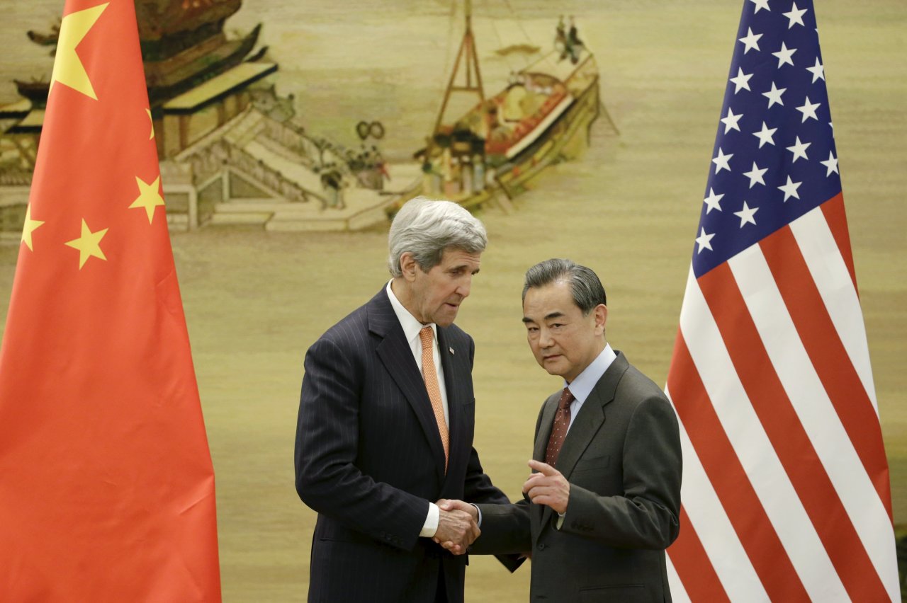 Ngoại trưởng Mỹ John Kerry (trái) gặp người đồng cấp Trung Quốc Vương Nghị tại Bắc Kinh. Ông Kerry muốn tìm giải pháp giảm nhiệt tại Biển Đông - Ảnh: Reuters