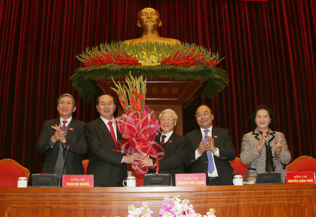 Các đại biểu Hội nghị lần thứ nhất BCH Trung ương Đảng khóa XII chúc mừng Tổng bí thư Nguyễn Phú Trọng  - Ảnh: TTXVN