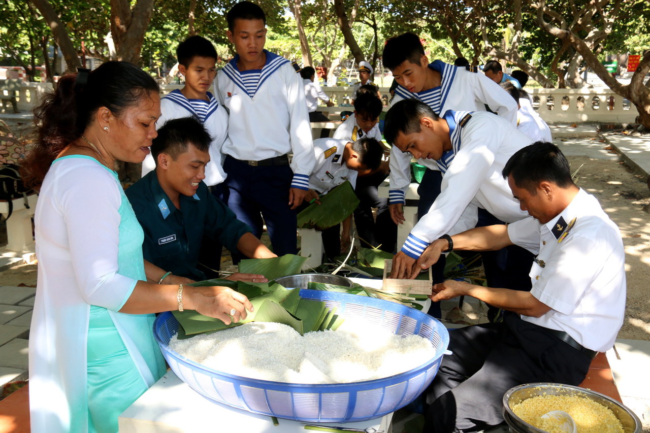Quân và dân trên đảo Trường Sa Lớn gói những chiếc bánh chưng ân tình giữa đất liền - biển đảo - Ảnh: Ngọc Hiển
