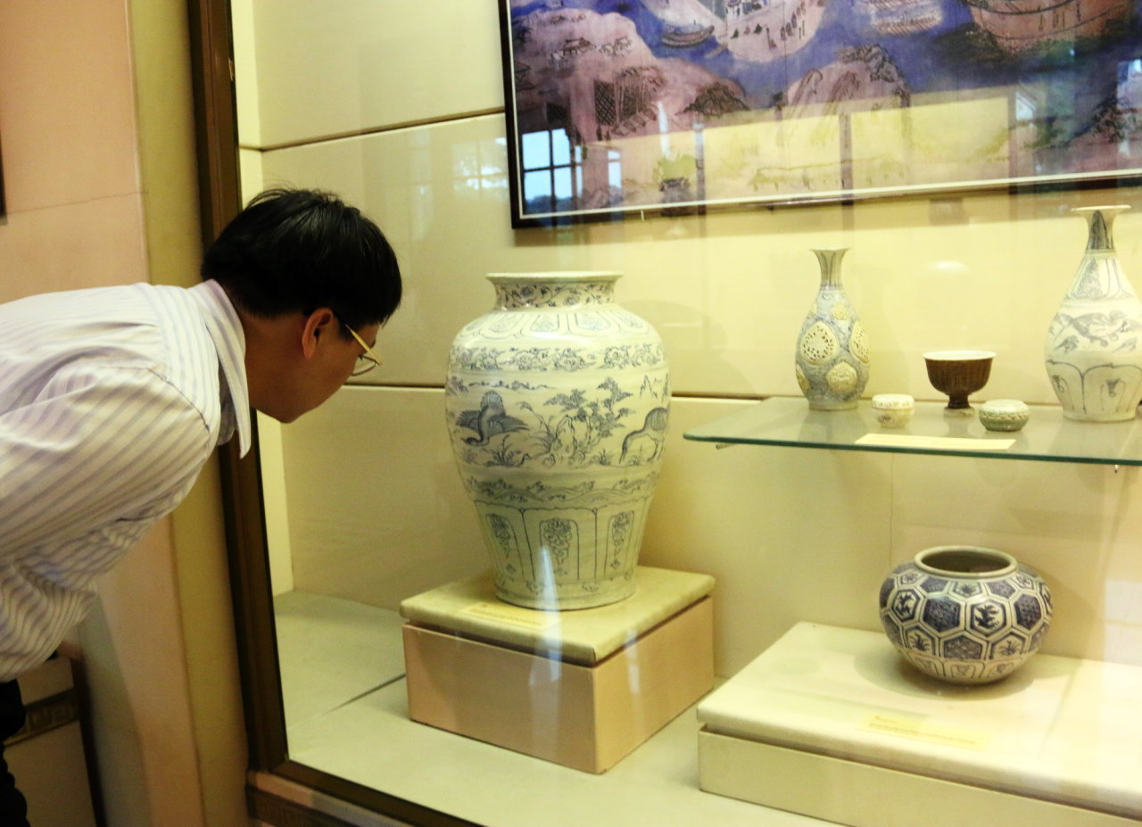 Chiếc bình vẽ bốn con thiên nga được trưng bày tại Bảo tàng Lịch sử VN - Ảnh: Thái Lộc