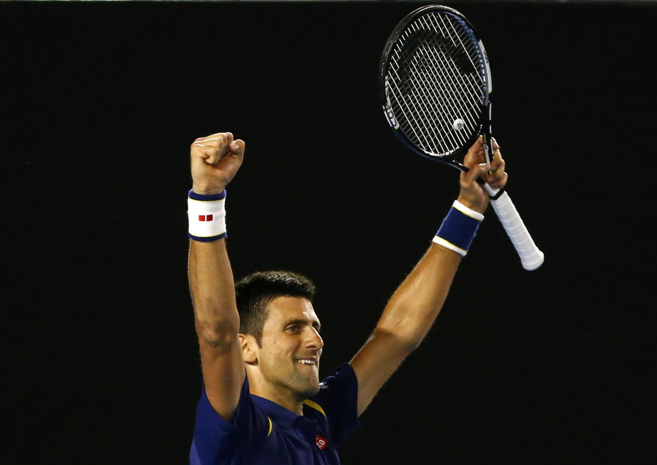 Djokovic ăn mừng thắng lợi trước Federer - Ảnh: Reuters