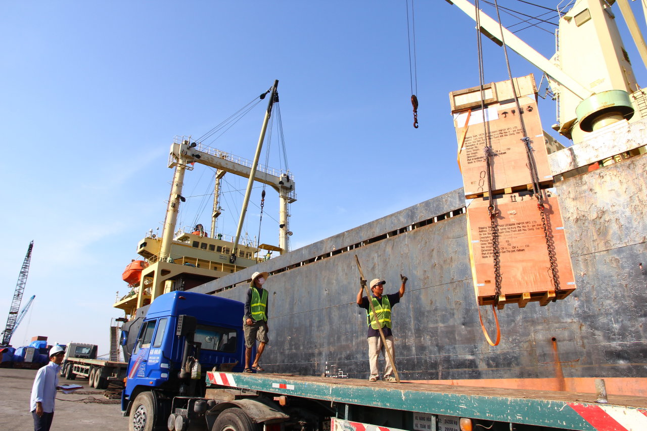 Tăng trưởng kinh tế sẽ tốt hơn khi chống tham nhũng có hiệu quả. Trong ảnh: hoạt động xuất nhập khẩu hàng hóa qua cảng biển Cái Cui (TP Cần Thơ) - Ảnh: Chí Quốc