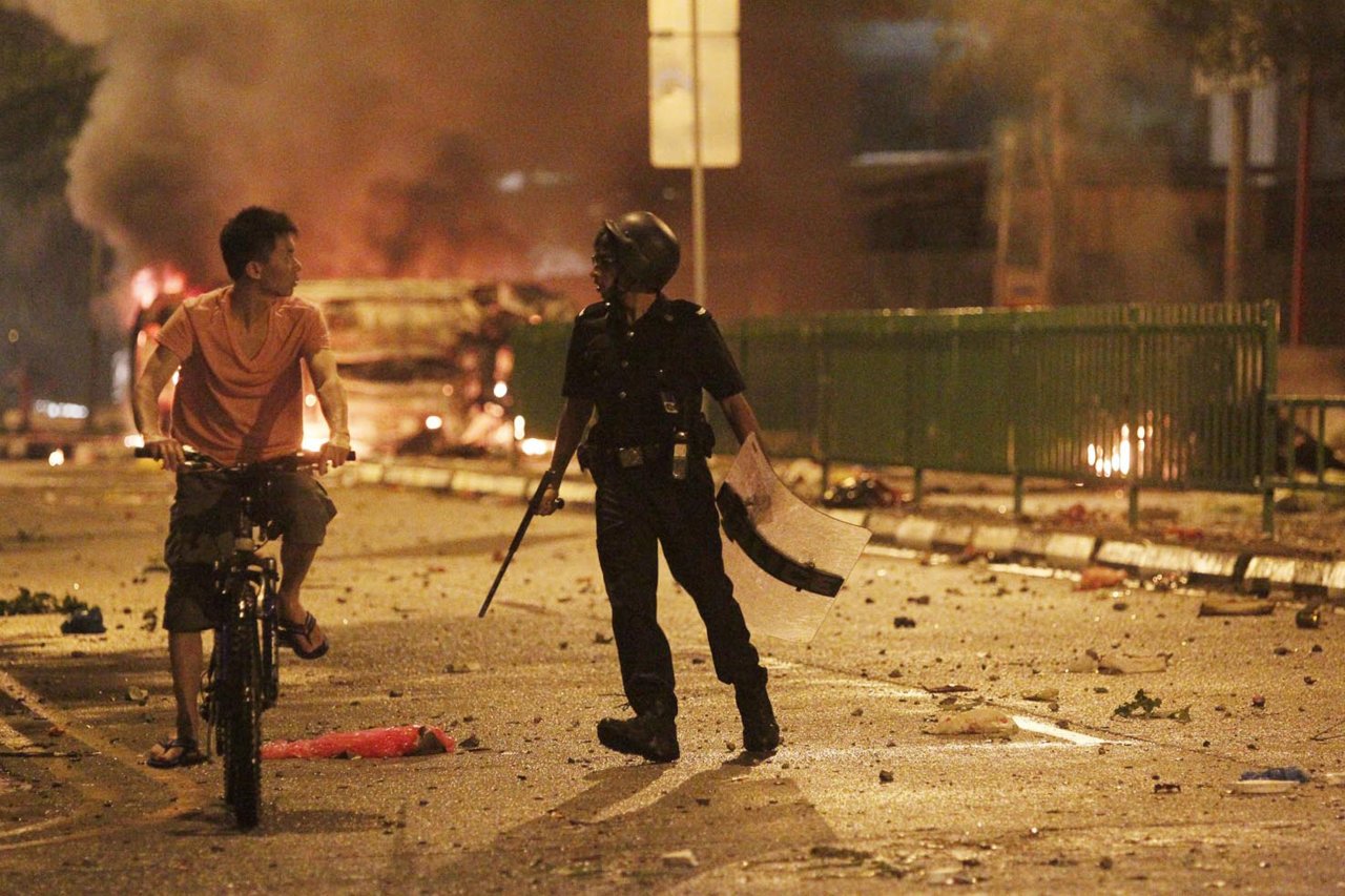 Cảnh sát Singapore từng được thử thách trong vụ bạo động lớn cuối năm 2013 - Ảnh: Reuters