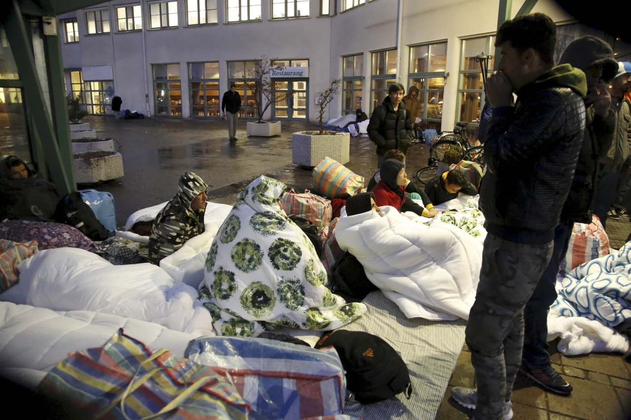 Người nhập cư ngủ tạm ở cửa ra vào trung tâm tiếp nhận của Cơ quan di trú Thụy Điển tại Malmo hồi tháng 11-2015 - Ảnh: Reuters