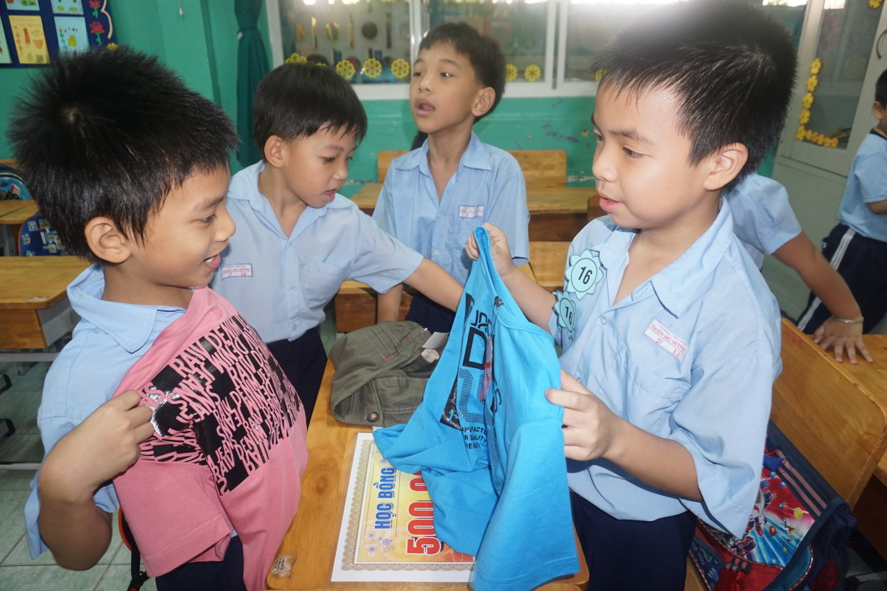 Niềm vui của học sinh lớp 2/2 Trường tiểu học Thiên Hộ Dương, quận 10 (TP.HCM) khi được nhà trường tặng quà tết