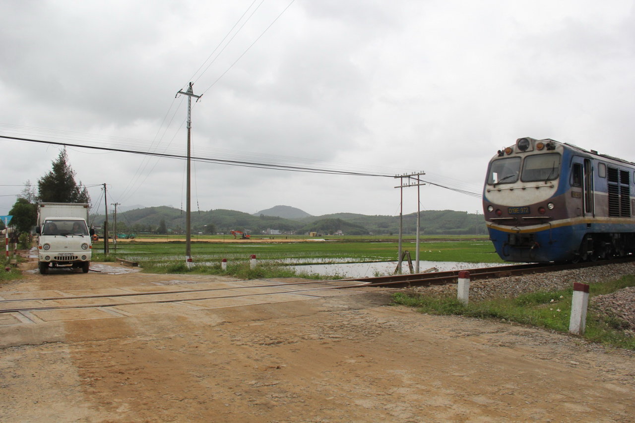 Xe cộ qua lại đường ngang này rất nhiều, nhưng tại điểm giao nhau với đường sắt ở xã Bình Nguyên, huyện Bình Sơn (Quảng Ngãi) không có rào chắn - Ảnh: Trần Mai