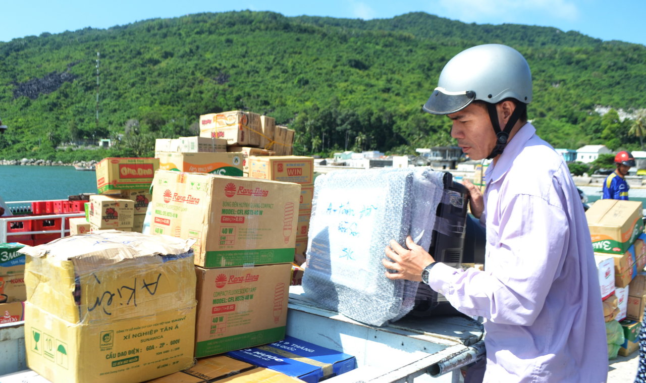 Hàng hóa phục vụ Tết Bính Thân được chuyển lên đảo Lại Sơn, huyện Kiên Hải - Ảnh: K.Nam
