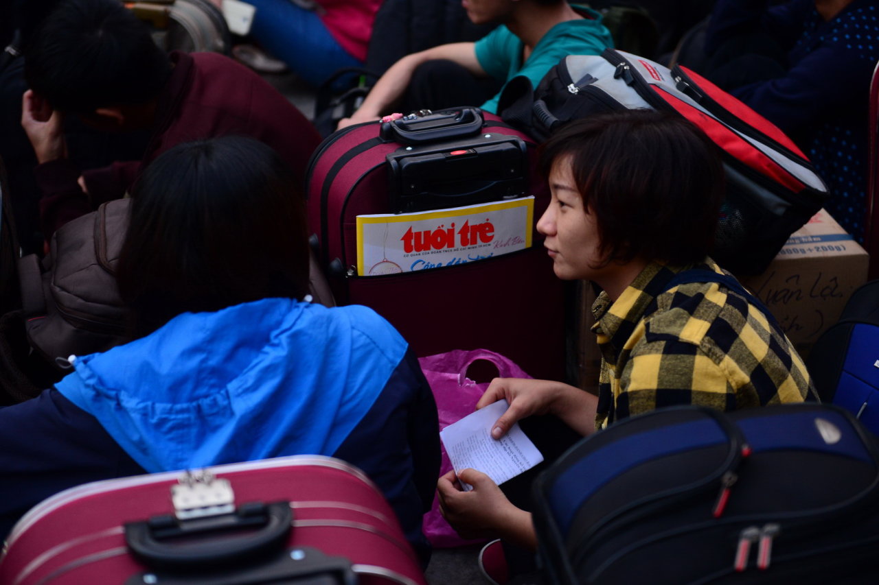 Tờ báo xuân Tuổi Trẻ đươc một bạn làm quà tặng gia đình trên “Chuyến xe mùa xuân - tết sum vầy” sáng 30-1 tại TP.HCM - Ảnh: Quang Định
