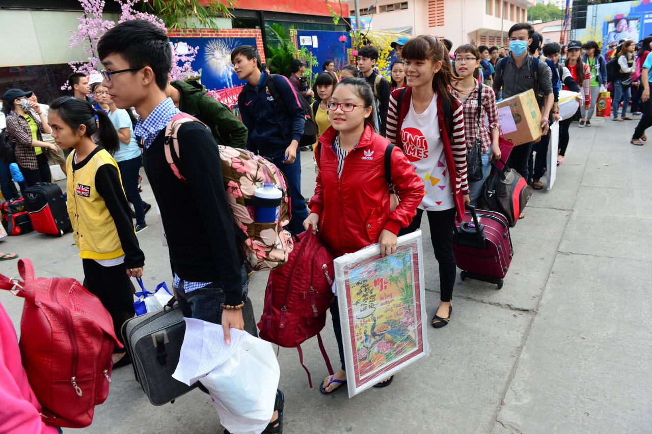 Những món quà sinh viên được các bạn chắt chiu trong hành trang mang về tặng gia đình - Ảnh: Quang Định
