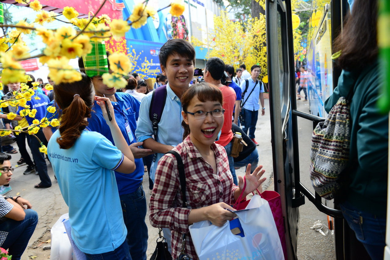 Niềm vui của các bạn sinh viên có hoàn cảnh khó khăn khi bước lên chuyến xe về đón tết sum vầy cùng gia đình - Ảnh: Quang Định