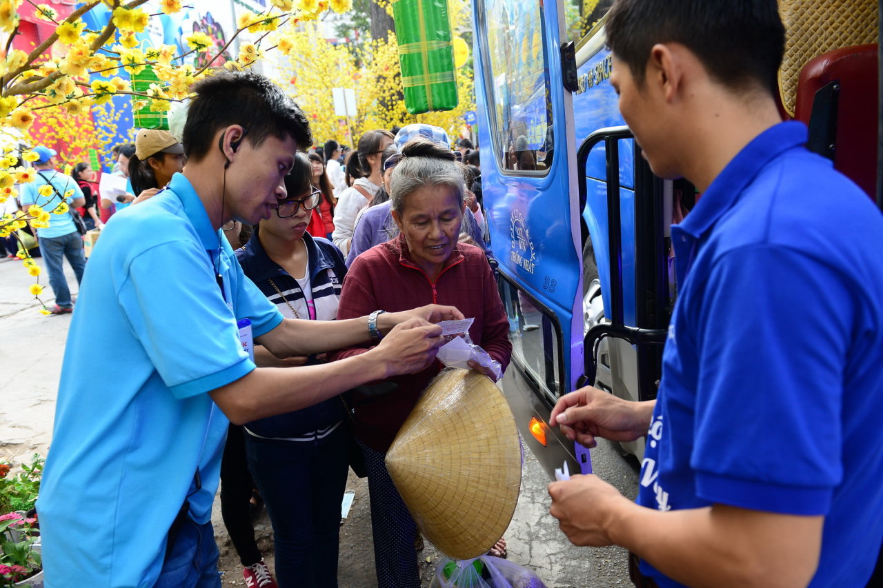 Bà Nguyễn Thị Đổi, ở huyện Phù Cát (Bình Định) - một trong những hành khách đặc biệt là lao động tự do tại TP.HCM chuẩn bị lên xe về đón tết cùng gia đình - Ảnh: Quang Định
