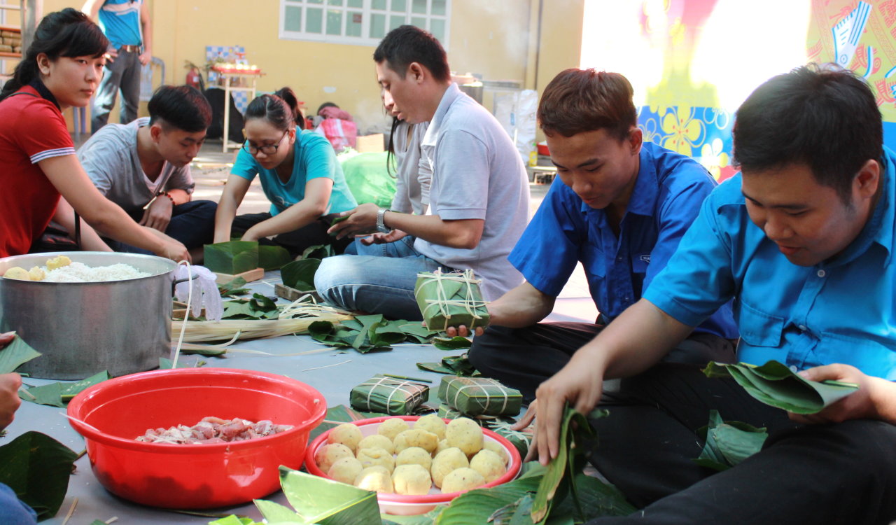 Các bạn trẻ cùng nhau gói 250 bánh chưng dành tặng người vô gia cư những ngày tới - Ảnh: Q.L.