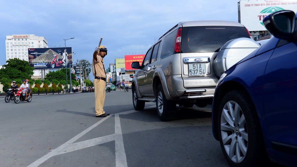 Cảnh sát giao thông điều tiết giao thông tại ngã tư Hoàng Văn Thụ -Nguyễn Văn Trỗi chiều 20-10 - Ảnh: Thanh Tùng