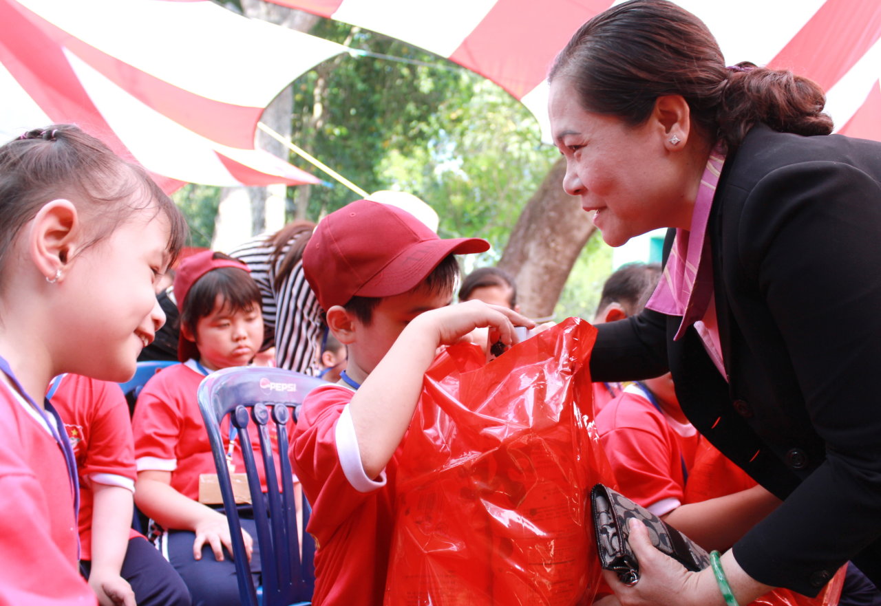Trưởng ban Dân vận Thành ủy TP.HCM Nguyễn Thị Lệ trao quà xuân và lì xì cho các em nhỏ tại chương trình Ảnh: Q.L.