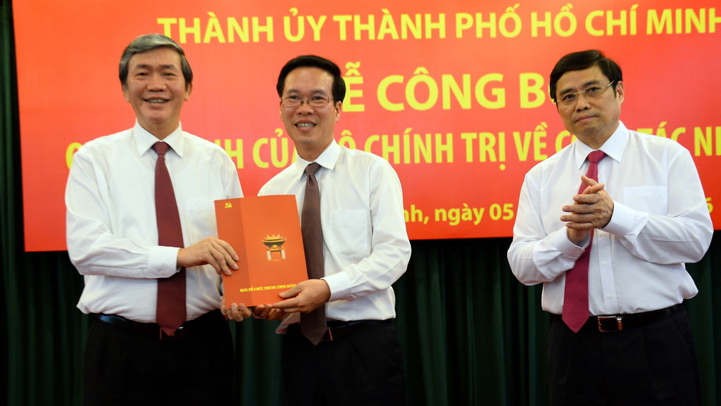 Ông Võ Văn Thưởng nhận quyết định do ông Phạm Minh Chính trao - Ảnh: Thuận Thắng